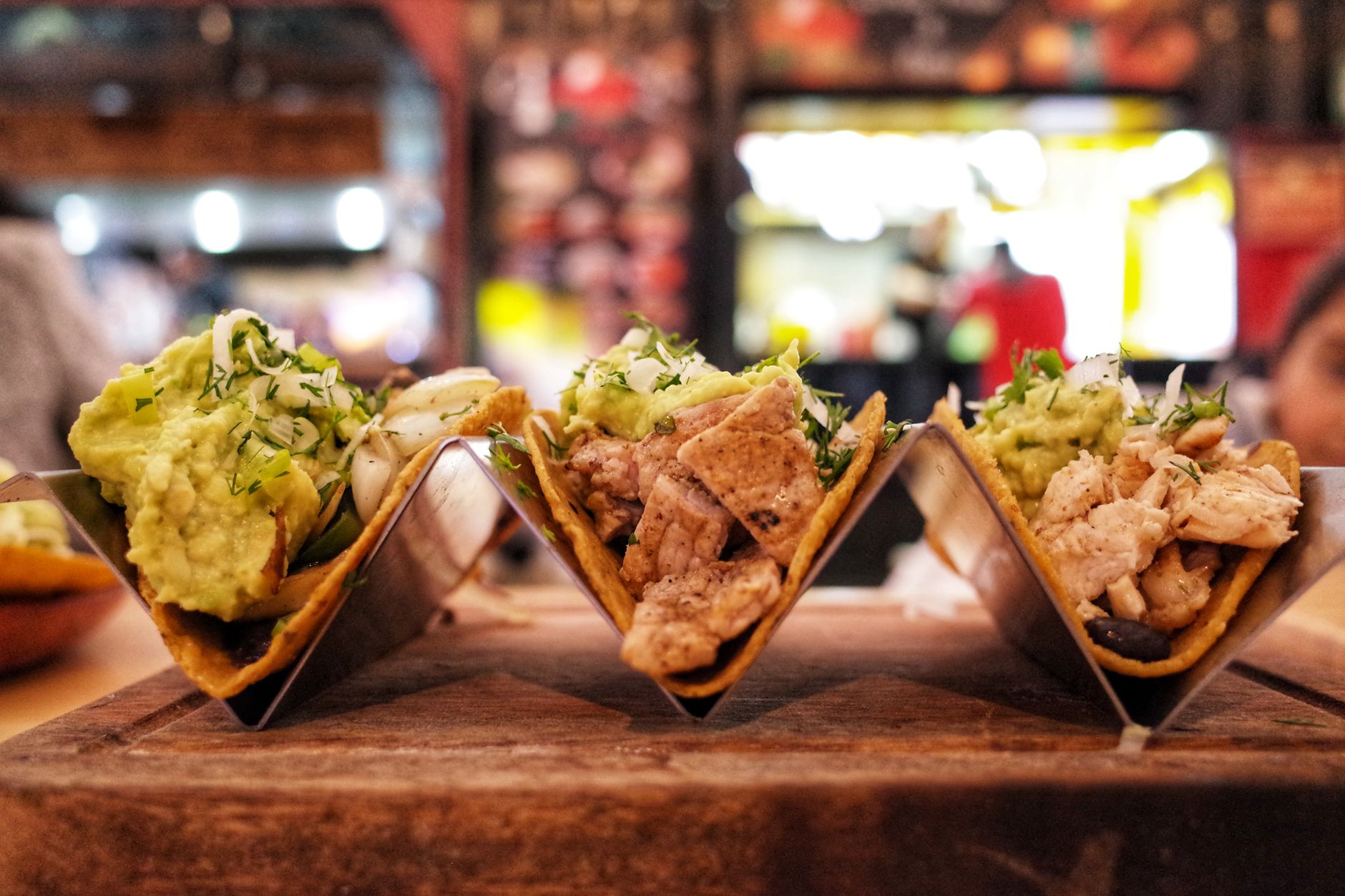 Tacos de pastor con guacamole y cilantro, recién servidos